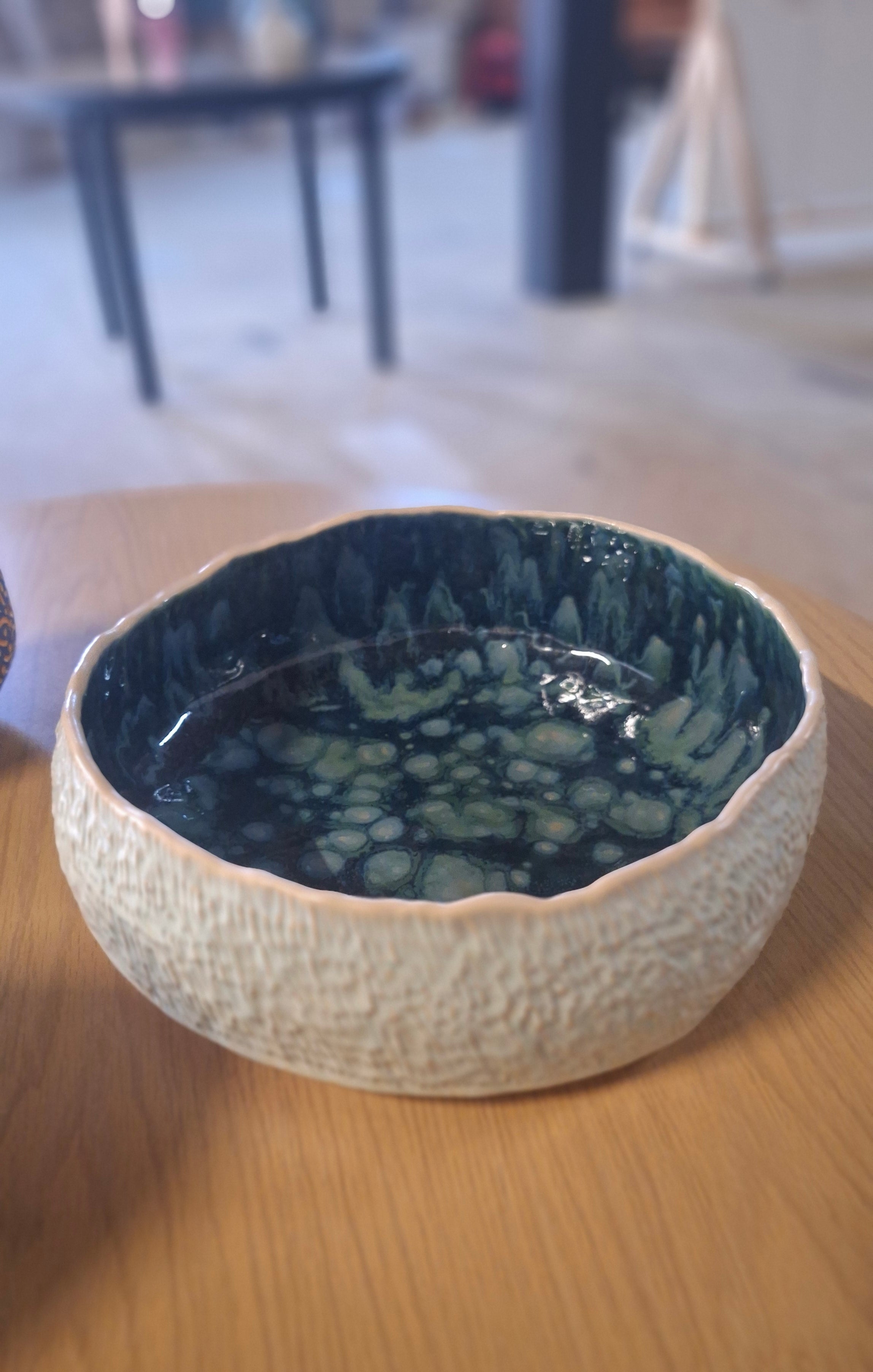 LARGE ROUND BOTTON BOWL